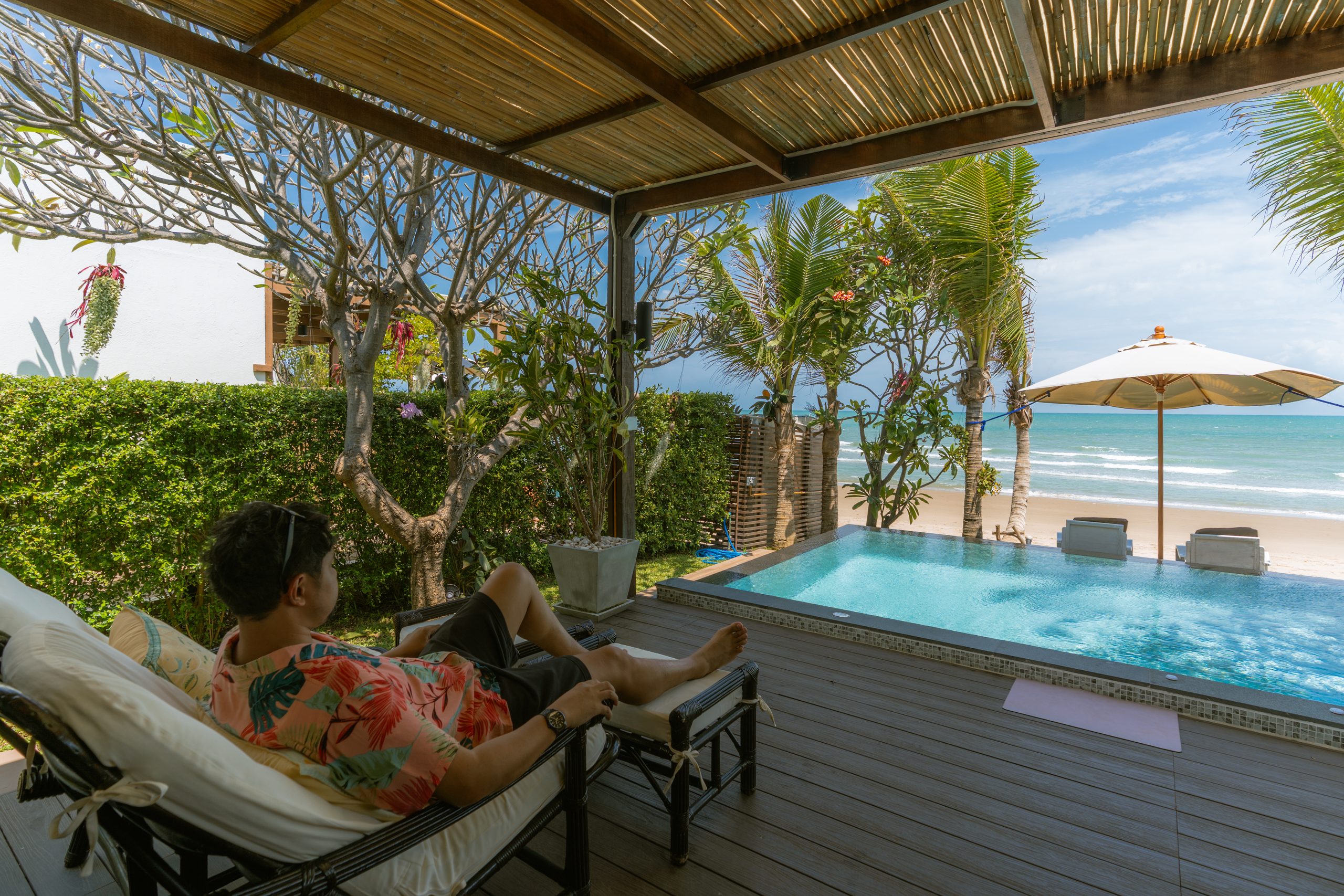 Beachfront pool with sea view